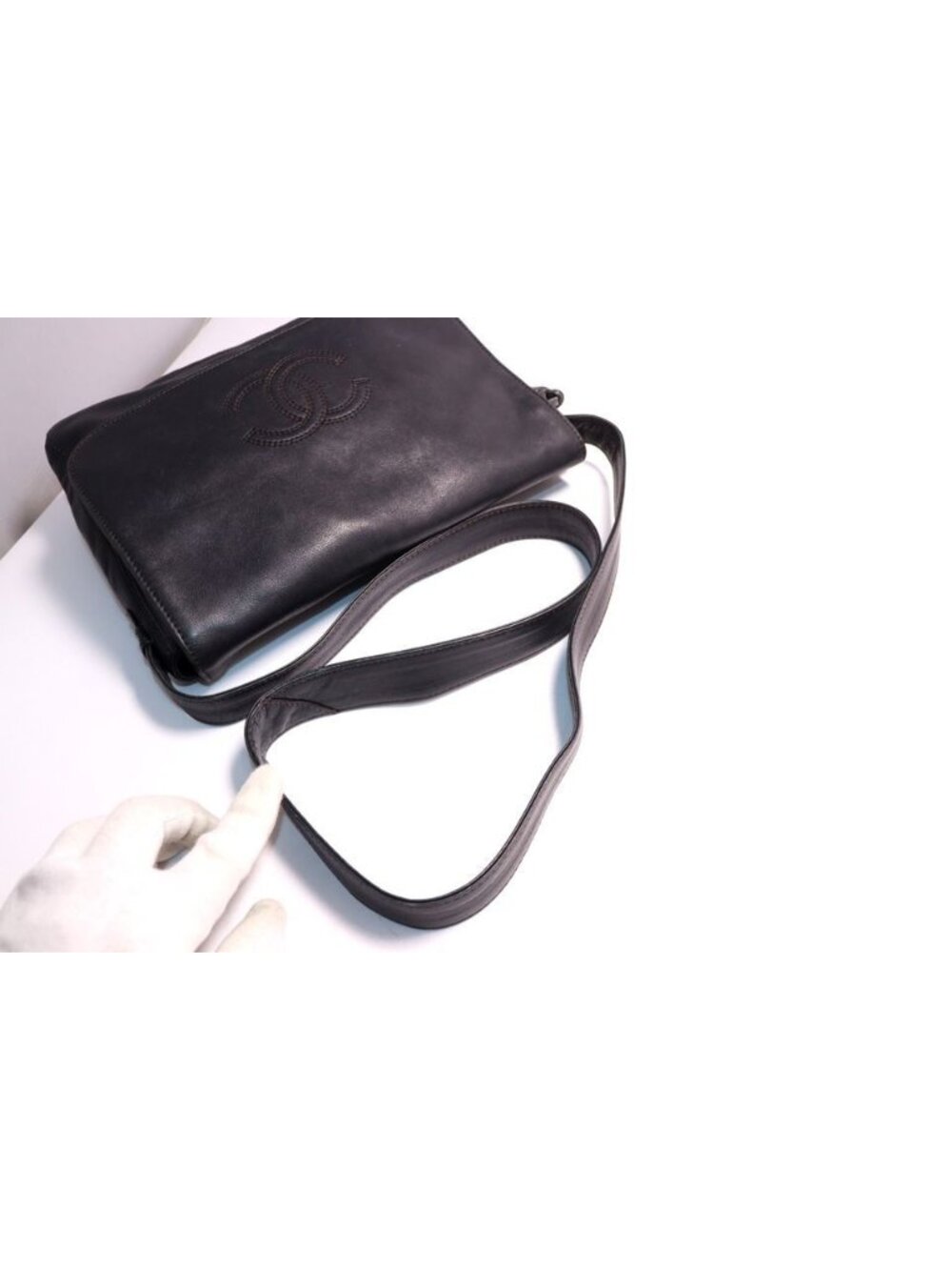 Chanel No 5 CC Logo Leather Shoulder Bag - Picture 6 of 10
